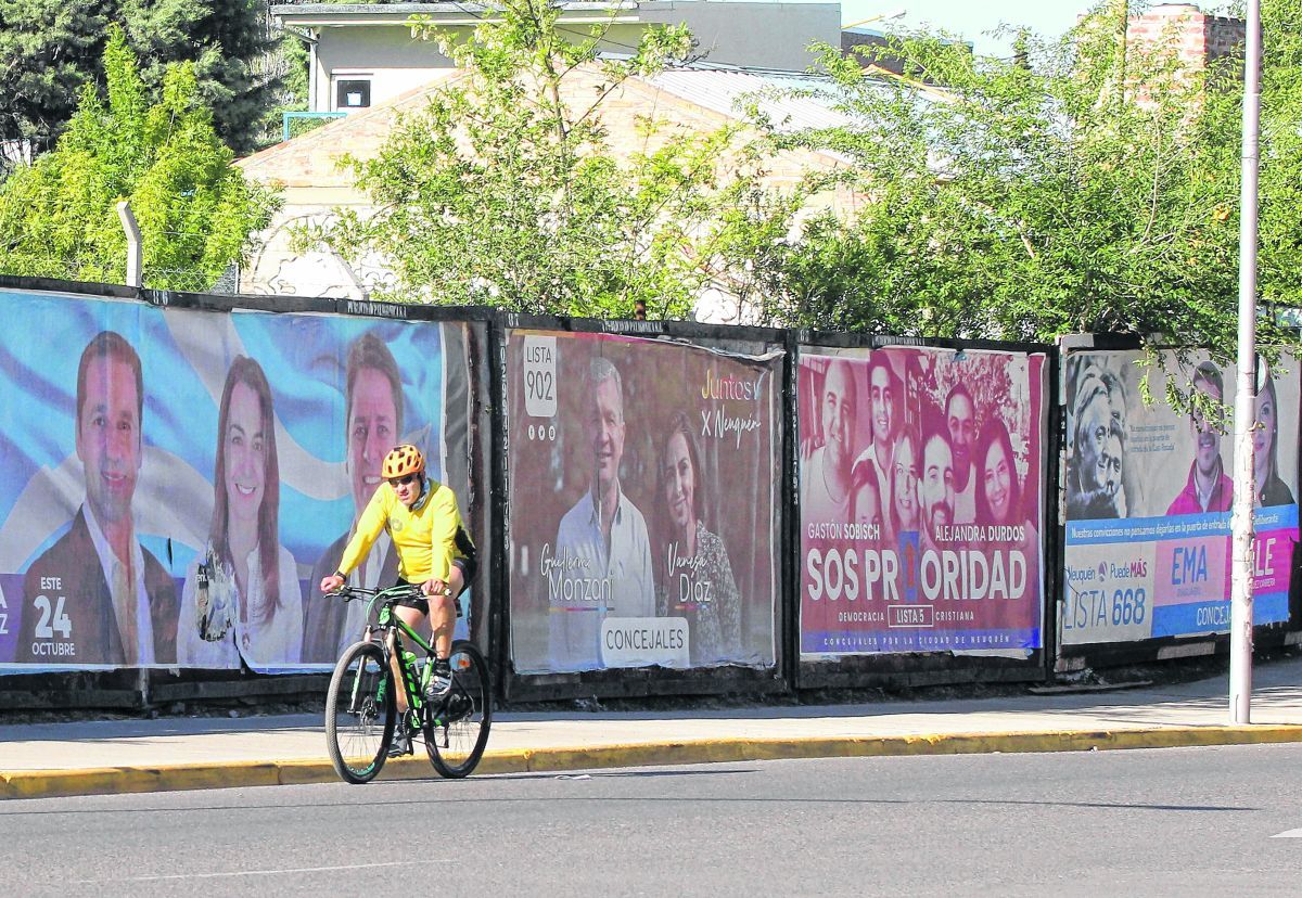 Antes de la veda los partidos profundizaron la campaña con afiches en la vía pública de Neuquén- Foto: Oscar Livera.