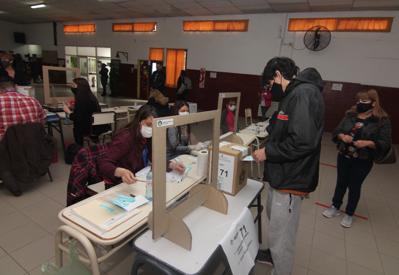 Las autoridades de mesa pueden cobrar hasta 6.000 pesos por colaborar en las elecciones. Convocan a interesados. (Foto: archivo Oscar Livera)