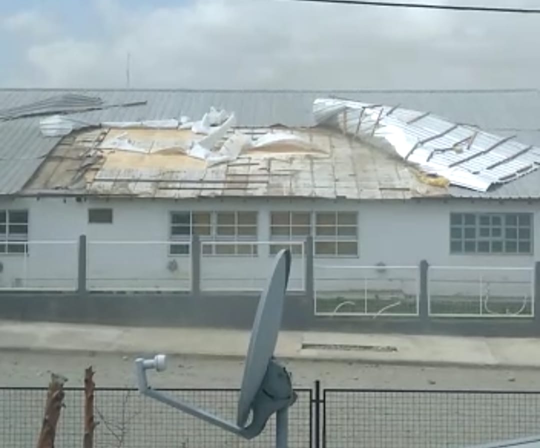 Las ráfagas volaron ese domingo parte del techo del edificio de la Escuela 315 de Bariloche. (foto captura de video)