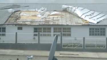 Las ráfagas volaron ese domingo parte del techo del edificio de la Escuela 315 de Bariloche. (foto captura de video)