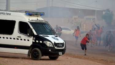 Un grupo de hinchas de Petrolero apedreó a la policía. (Foto: Yamil Regules)