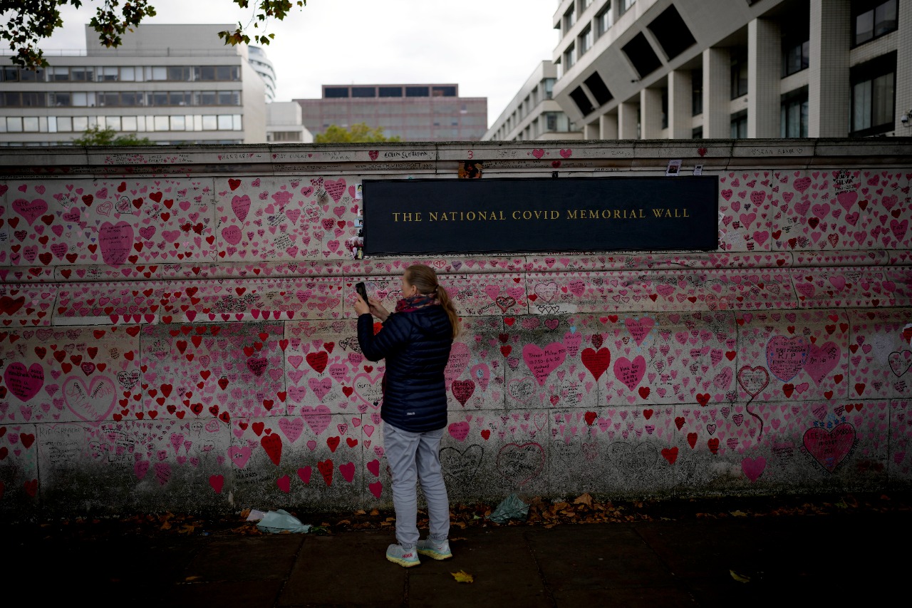 El muro que recuerda a los miles de víctimas de covid en Londres. 