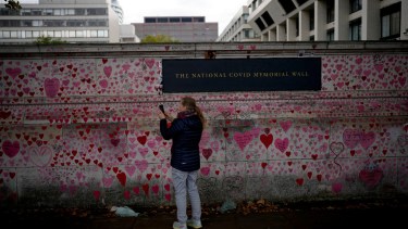 El muro que recuerda a los miles de víctimas de covid en Londres. 