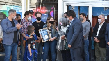Gaido entregó un presente a la familia en honor de Marcelo Berbel. Foto: Prensa Municipal 