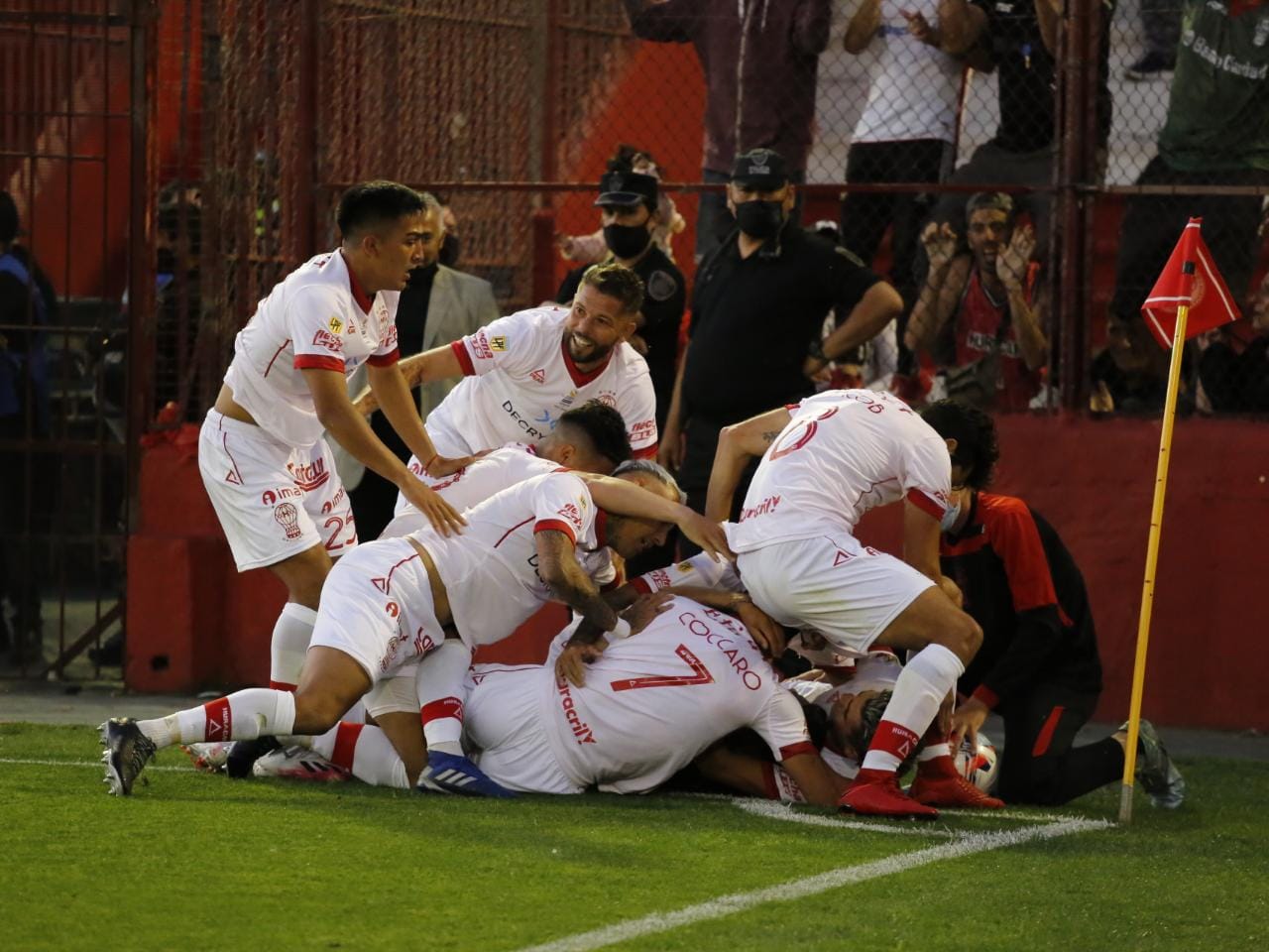 El festejo de los jugadores de Huracán en el gol de Candia, que significó la victoria sobre San Lorenzo. 
