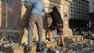 Pisaron las piedras que recuerdan a los muertos por coronavirus durante la marcha del Día de la Lealtad