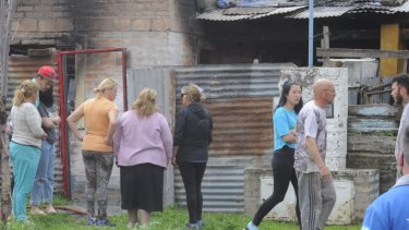 Siete muertos, entre ellos cuatro niños, al incendiarse una casa en Bahía Blanca