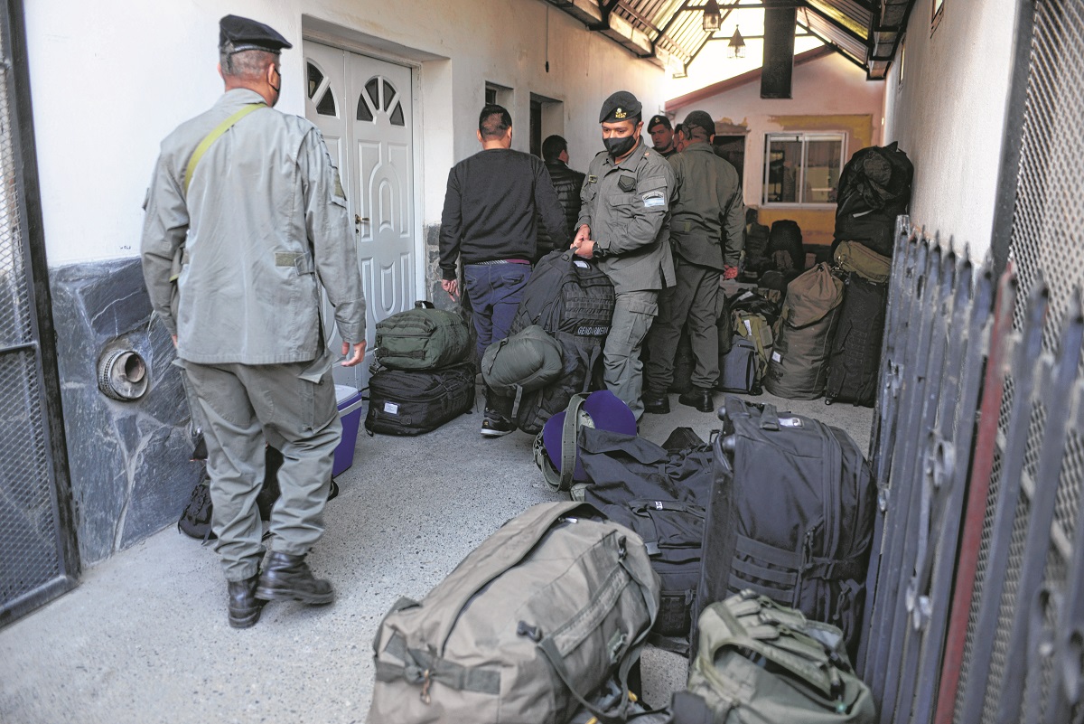 Un grupo de gendarmes que había arribado a El Bolsón para sumarse al operativo de seguridad. Foto: Chino Leiva