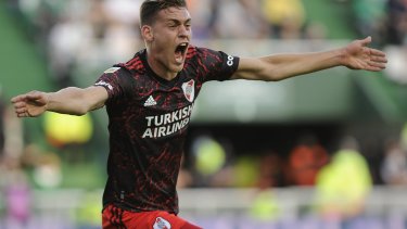 Federico Girotti mandó la pelota al arco y en la línea Canto se la llevó puesta. Técnicamente es gol en contra, pero el mérito principal es del delantero de River. 