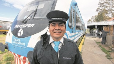 El guarda que le pone la cara del tren a cada pasajero