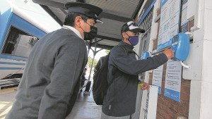 El guarda del tren del Valle que cuida que todo esté en orden