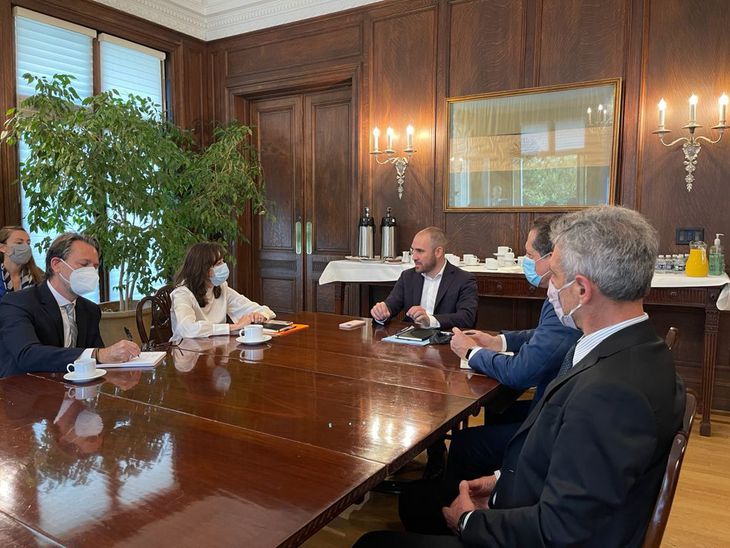 El ministro, el titular del BCRA, Pesce, y autoridades del FMI, en la embajada argentina. 