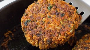 Hamburguesas de porotos negros y zanahoria