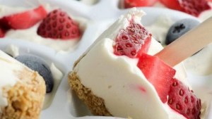 Un postre facilísimo: cubitos de vainilla y frutos rojos