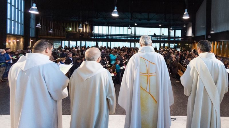 El informe que reveló el escándalo en la Iglesia Católica de Francia se presentó hoy por una comisión independiente que investigó durante dos años y medio. 