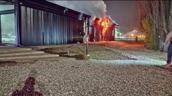 El incendio en el Centro de Informes Turísticos de la Municipalidad de El Bolsón comenzó cerca de la medianoche del 3 de octubre pasado. (foto gentileza)