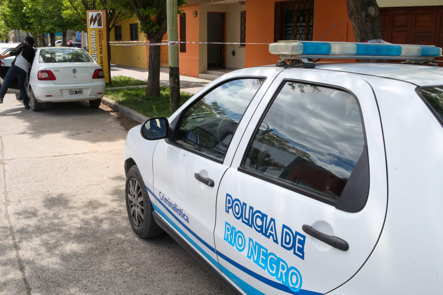 Personal de Criminalística y de la Brigada de Investigaciones, realizaron distintas diligencias en el local de calle Don Bosco al 1200. Foto: Juan Thomes