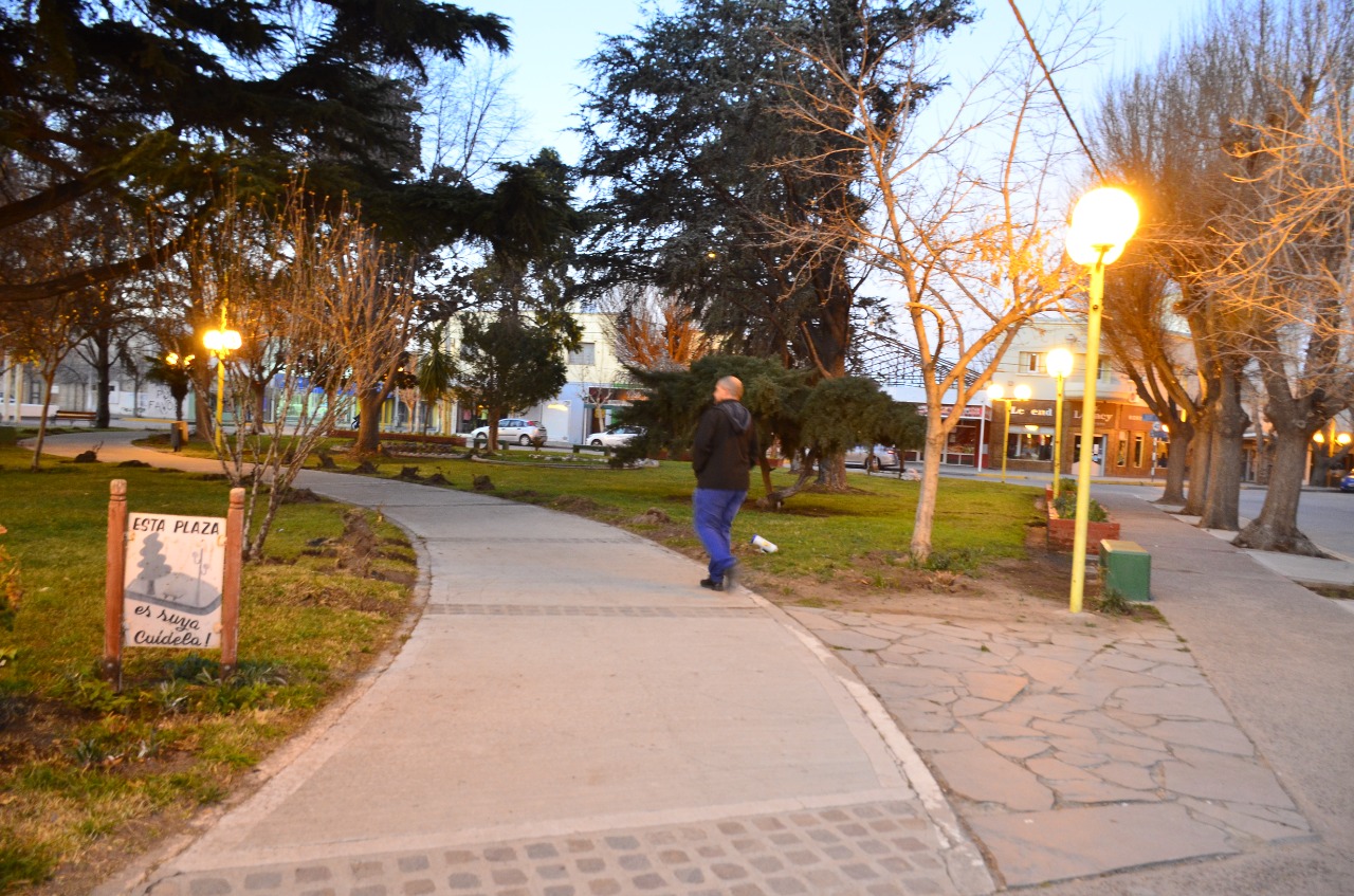 Con luces de tecnología LED renovaron el alumbrado en tres plazas de Regina. (Foto Néstor Salas)