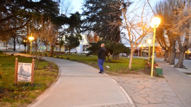 Con luces de tecnología LED renovaron el alumbrado en tres plazas de Regina. (Foto Néstor Salas)