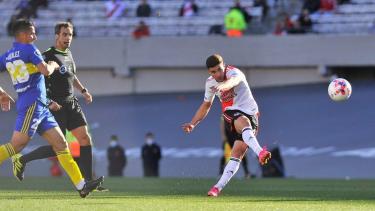 Tremenda pegada de Julián Álvarez en el primero de sus dos tantos. River lo disfruta y se quedó con el Supeclásico ante Boca. 