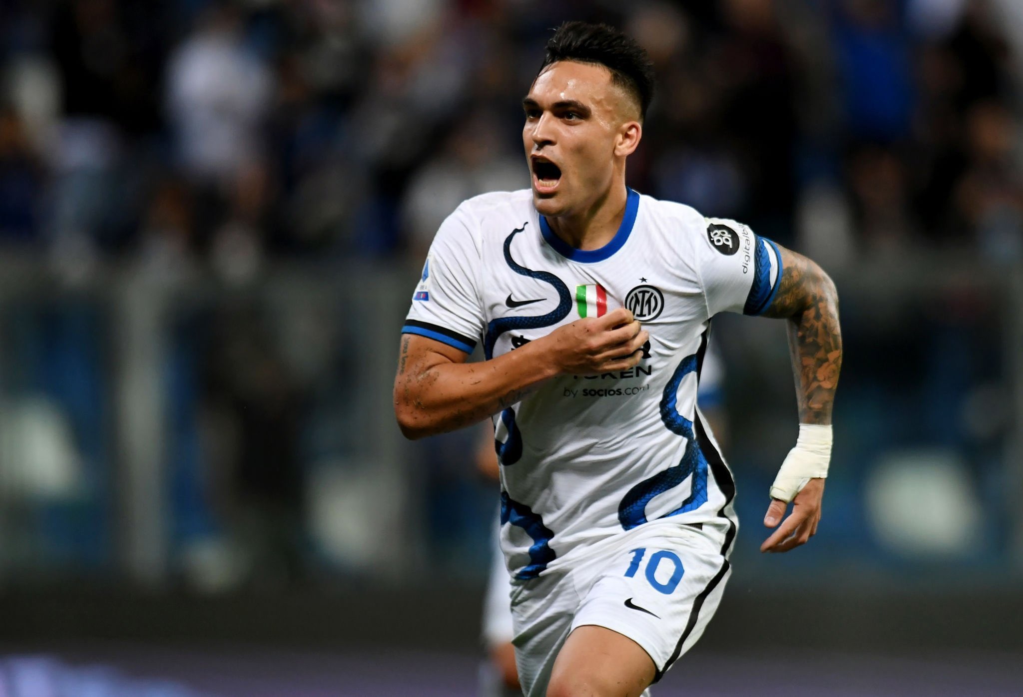 Lautaro Martínez festeja su gol, con el que Inter ganó de visitante y se acercó a Napoli, líder de Italia. 