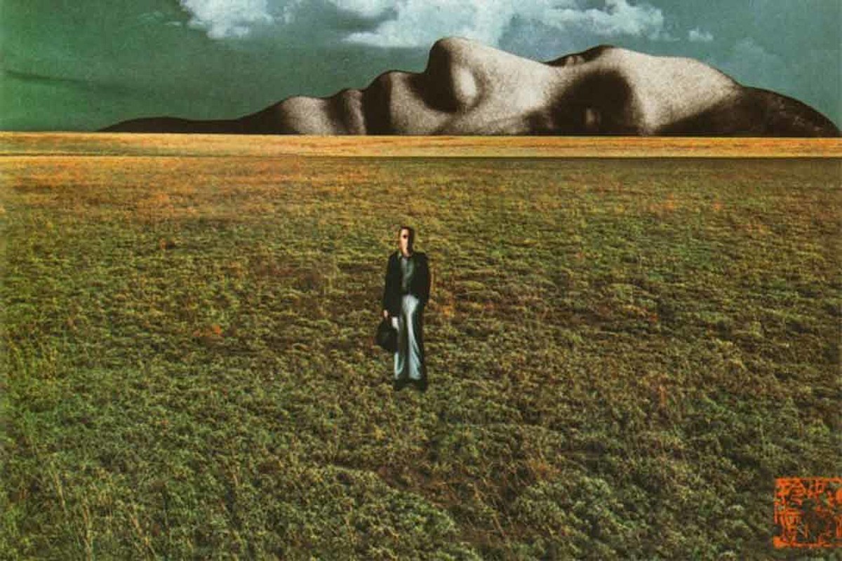 La portada de "Mind games" muestra a una Yoko gigante boca arriba y a un Lennon dándole la espalda, como en retirada bolso en mano.