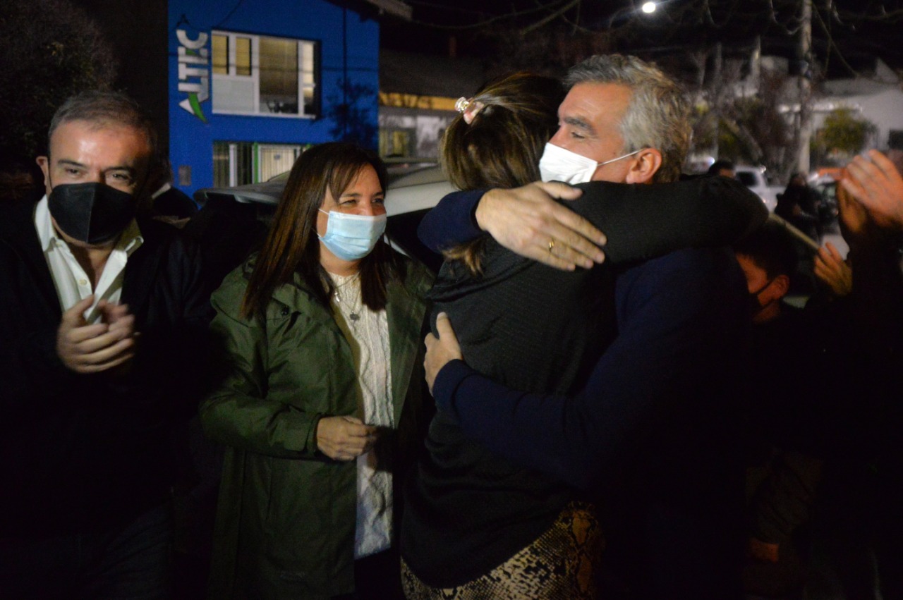 
Los triunfos permiten momentos únicos. En Viedma, Carreras y López se abrazan. Al lado, el intendente Pesatti y la secretaria Ibero. Foto: Pablo Leguizamon.
 