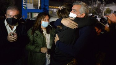 
Los triunfos permiten momentos únicos. En Viedma, Carreras y López se abrazan. Al lado, el intendente Pesatti y la secretaria Ibero. Foto: Pablo Leguizamon.
 