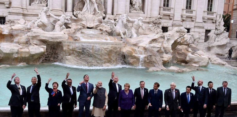 En un momento de ocio, los líderes mundiales les dejaron sus deseos a la Fontana di Trevi.-