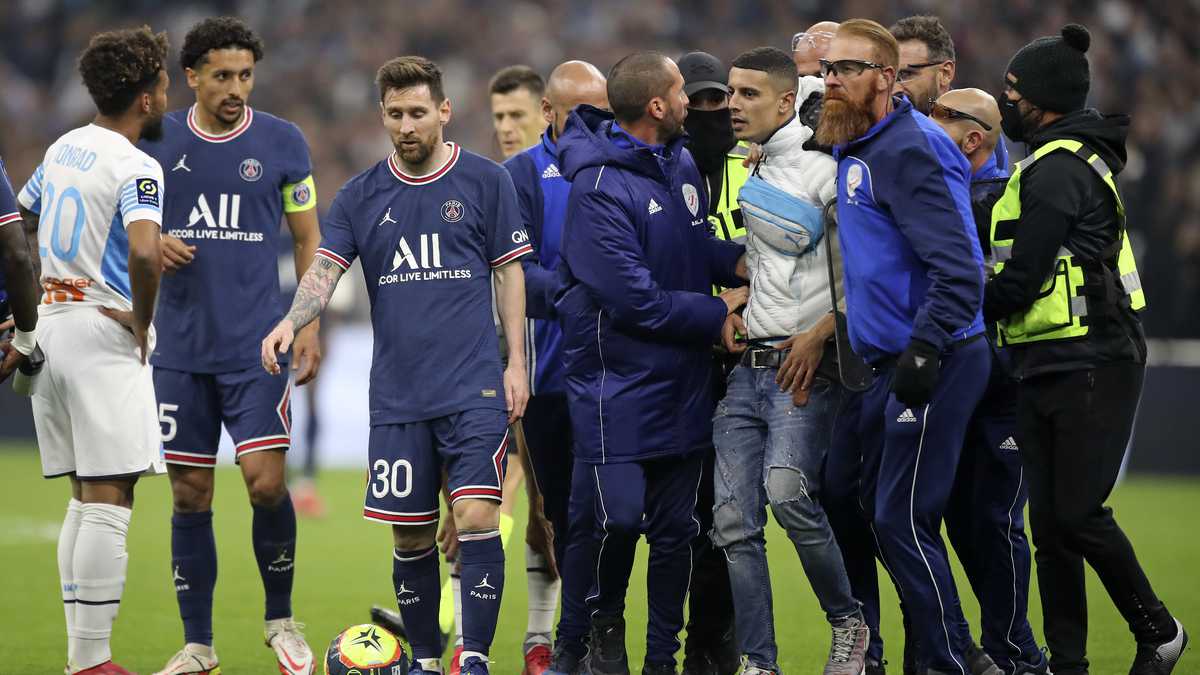 El intruso interrumpió un ataque de Lionel Messi durante el clásico de Francia. (Foto: AP)