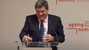 Video: un funcionario español confundió el hueco del atril con un vaso y se tentó de risa