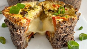 Canastitas de cebolla y queso con masa de porotos