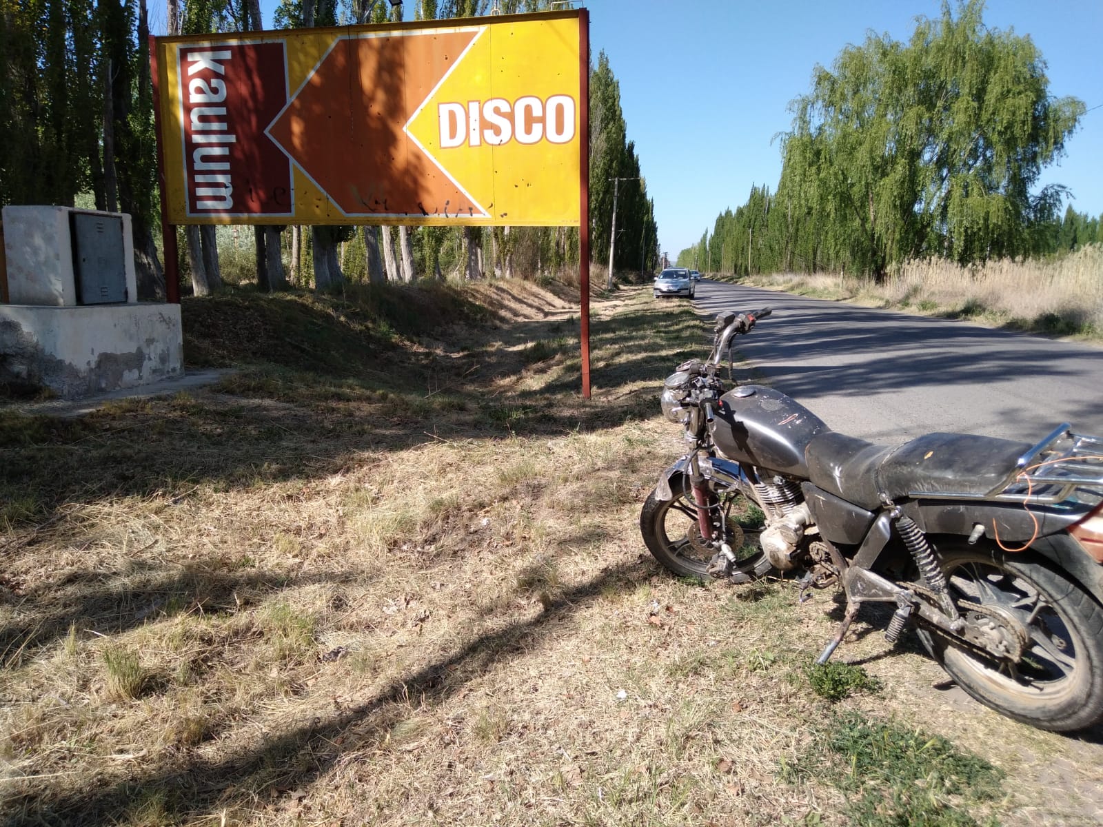 Un joven de 23 años murió al despistarse con la moto que conducía y chocar con un cartel. (Foto Pablo Accinelli)