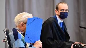 Un hombre de 100 años es juzgado en Alemania por crímenes nazis y se niega a hablar