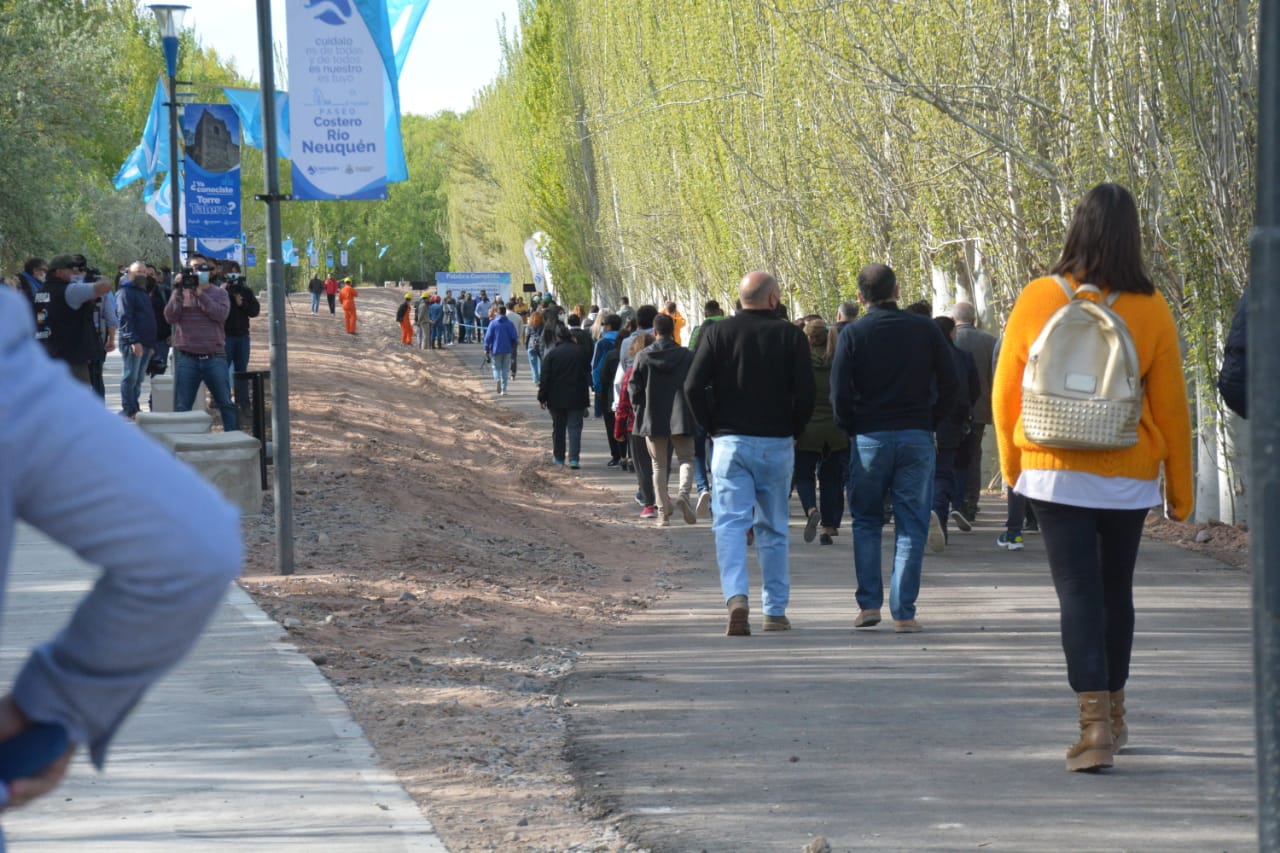 Una gran cantidad de personas participaron de la inauguración del paseo Costero en la ribera del río Neuquén (foto Yamil Regules)