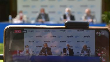 El mandatario y sus ministros presentaron los números en conferencia de prensa. Foto: Yamil Regules.