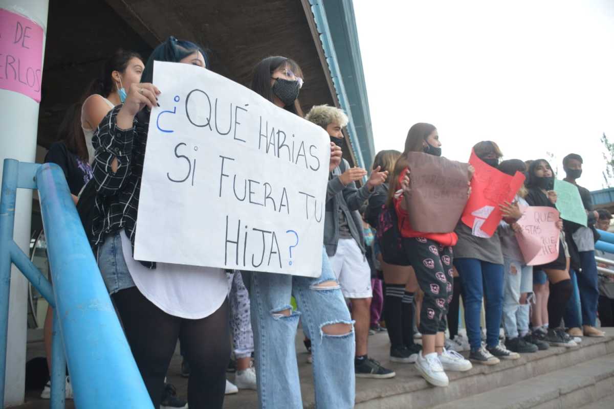 Estudiantes del CPEM 12 de Neuquén denuncian inacción ante casos de acoso y abuso en la escuela. (Yamil Regules)