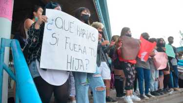 Estudiantes del CPEM 12 de Neuquén denuncian inacción ante casos de acoso y abuso en la escuela. (Yamil Regules)