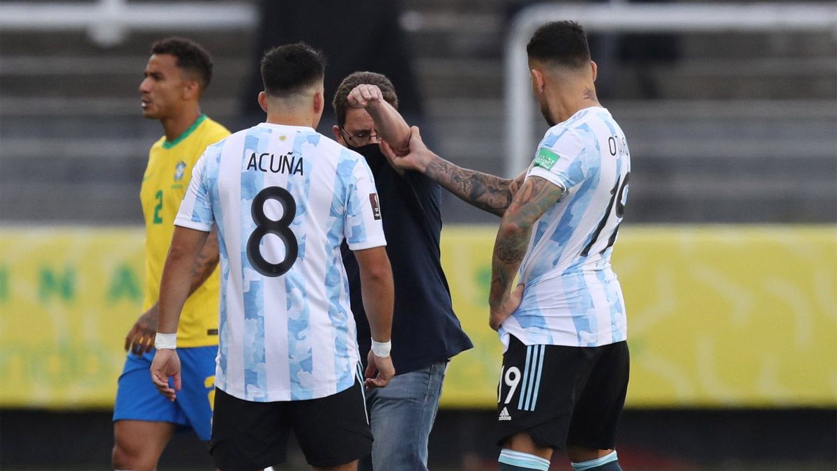 En el duelo ante Argentina, personal de Anvisa se metió a la cancha a suspender el partido.