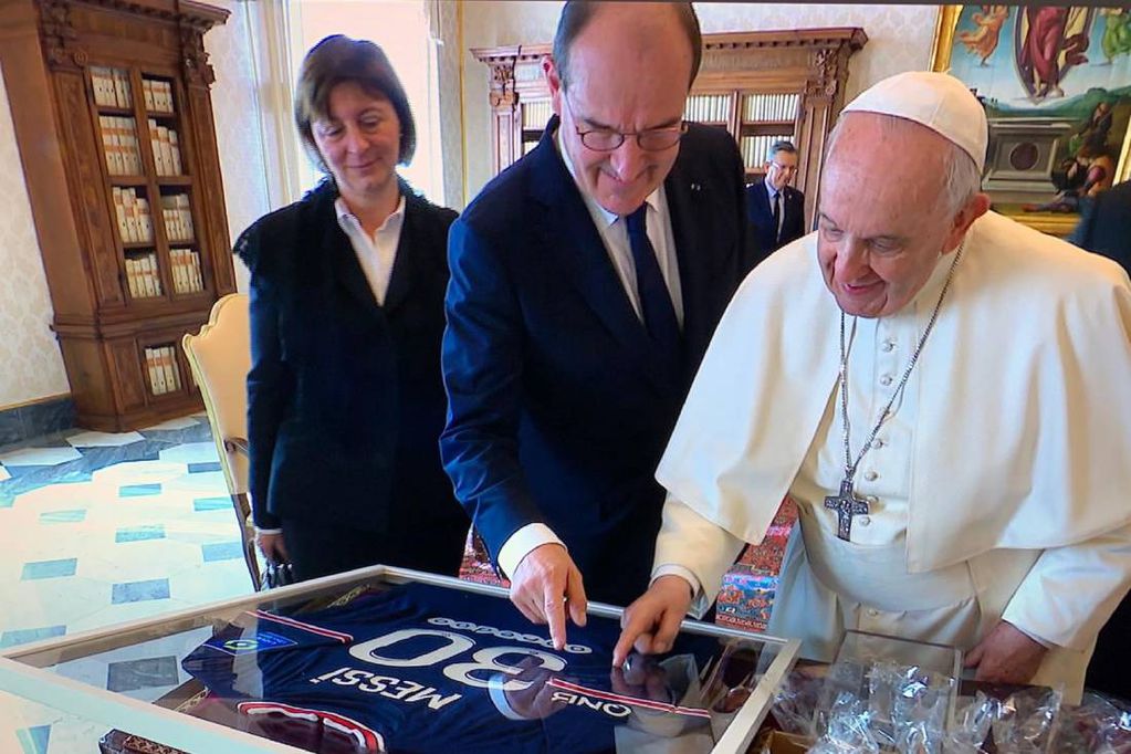 El primer ministro de Francia, Jean Castex, le entregó la camiseta de Messi al Papa.