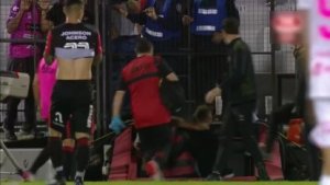 Delfino agarró del cuello a Beccacece en el partido entre Patronato y Defensa