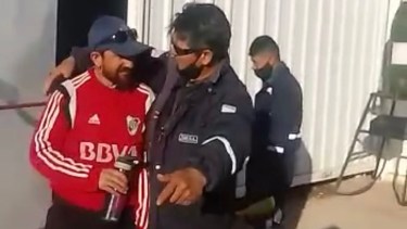 Marcelo tuvo su revancha y le cobró la apuesta a su compañero hincha de Boca. Foto: Captura. 