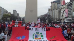 La bandera que no pasó inadvertida en la previa del Argentina-Perú frente al Obelisco