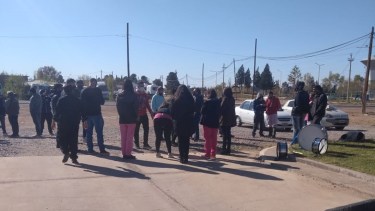 Trabajadores de un hotel protestan por sus salarios en Plaza Huincul 