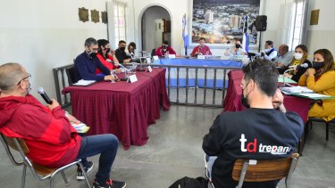 Titulares de una firma que presentó presupuestos se presentó ante los concejales de Regina. (Foto Néstor Salas)