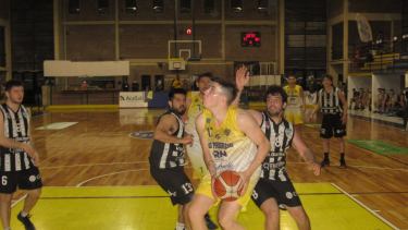 Eitan Lodosky (10 puntos y 8 rebotes) busca el cesto. Progre tuvo que transpirar en el Gigante de calle Maipú para ganar, pero sigue invicto en casa. Foto: gentileza Adrián Hernández 