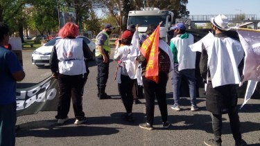 El Polo Obrero realiza cortes intermitentes de la Ruta 22 en el ingreso a Regina. (Foto gentileza)