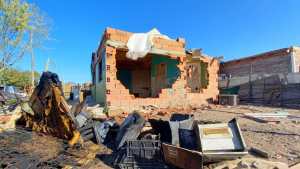 Vecinos golpearon y destruyeron la casa de dos sospechosos de varios robos, en Cervantes