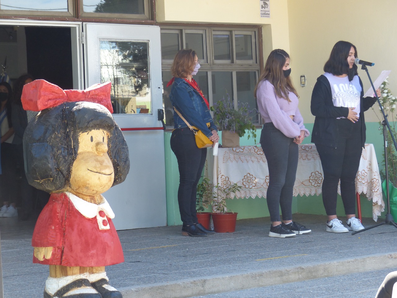 La escultura de Mafalda ya acompaña a los alumnos de la ESRN N° 16. (foto: gentileza)