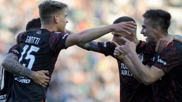 Girotti y compañía festejan un gol fundamental para que River se afirme en la punta de la Liga Profesional. 